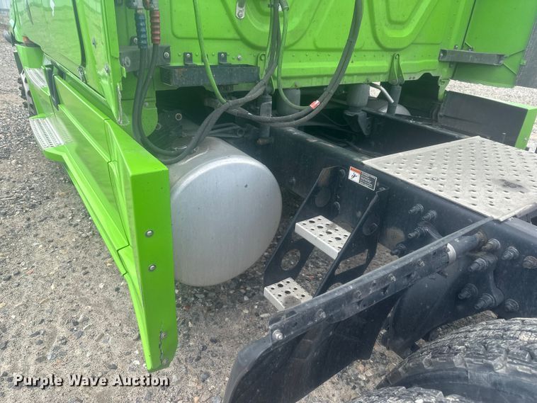 image for item YA3318 2019 Freightliner Cascadia semi truck