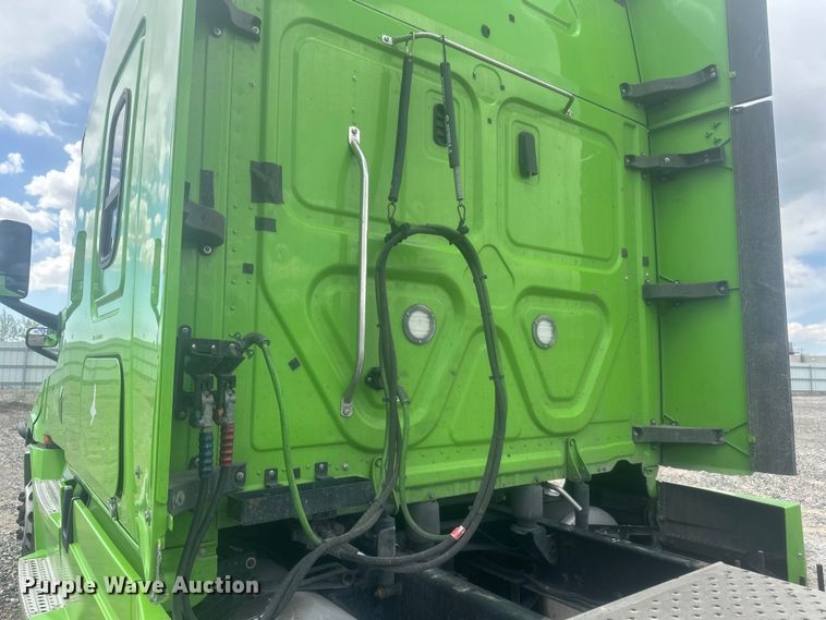 image for item YA3318 2019 Freightliner Cascadia semi truck
