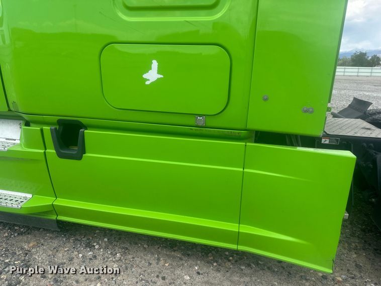 image for item YA3318 2019 Freightliner Cascadia semi truck