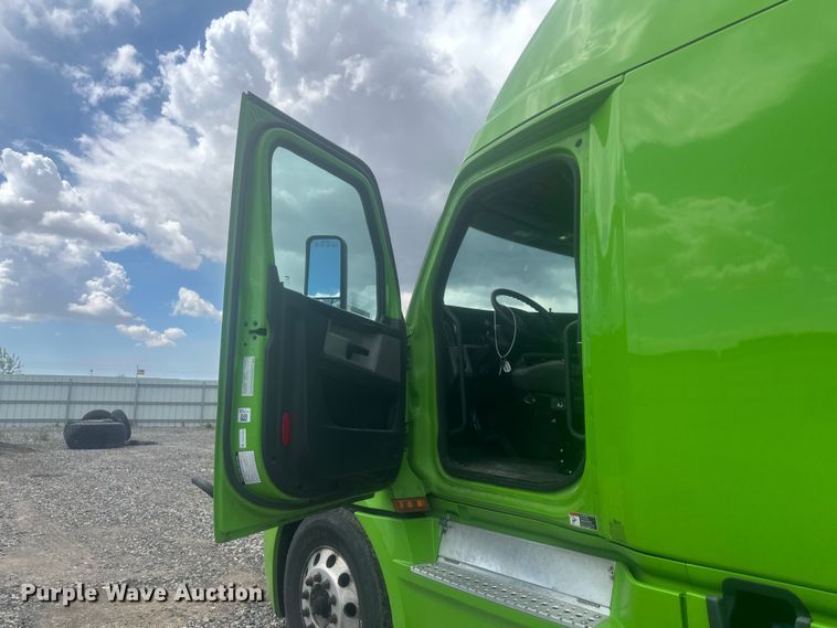 image for item YA3318 2019 Freightliner Cascadia semi truck