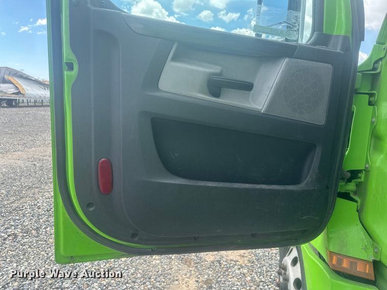 image for item YA3318 2019 Freightliner Cascadia semi truck