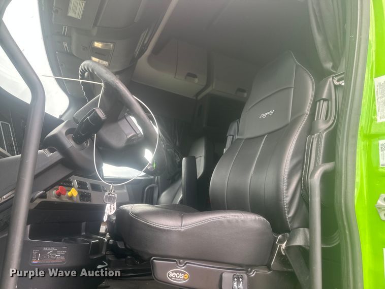 image for item YA3318 2019 Freightliner Cascadia semi truck