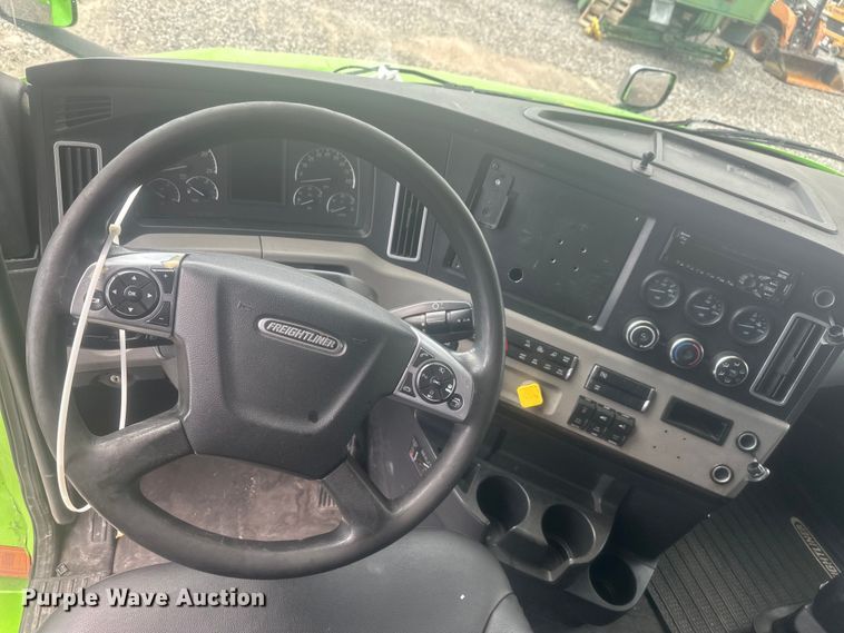 image for item YA3318 2019 Freightliner Cascadia semi truck