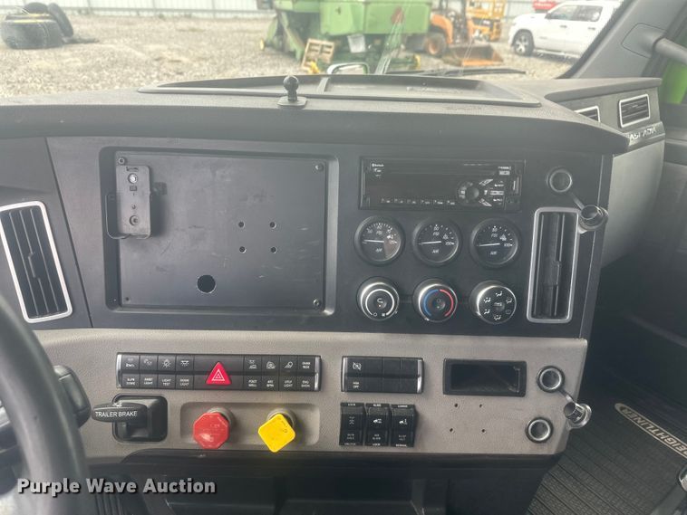 image for item YA3318 2019 Freightliner Cascadia semi truck