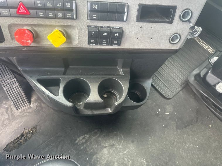 image for item YA3318 2019 Freightliner Cascadia semi truck