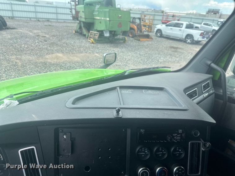 image for item YA3318 2019 Freightliner Cascadia semi truck