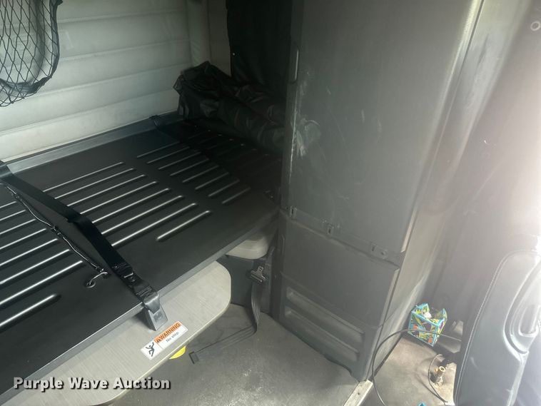 image for item YA3318 2019 Freightliner Cascadia semi truck
