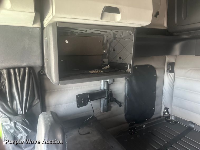 image for item YA3318 2019 Freightliner Cascadia semi truck