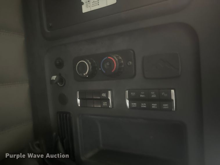 image for item YA3318 2019 Freightliner Cascadia semi truck