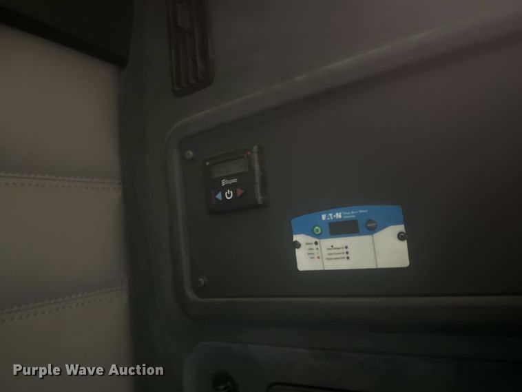 image for item YA3318 2019 Freightliner Cascadia semi truck