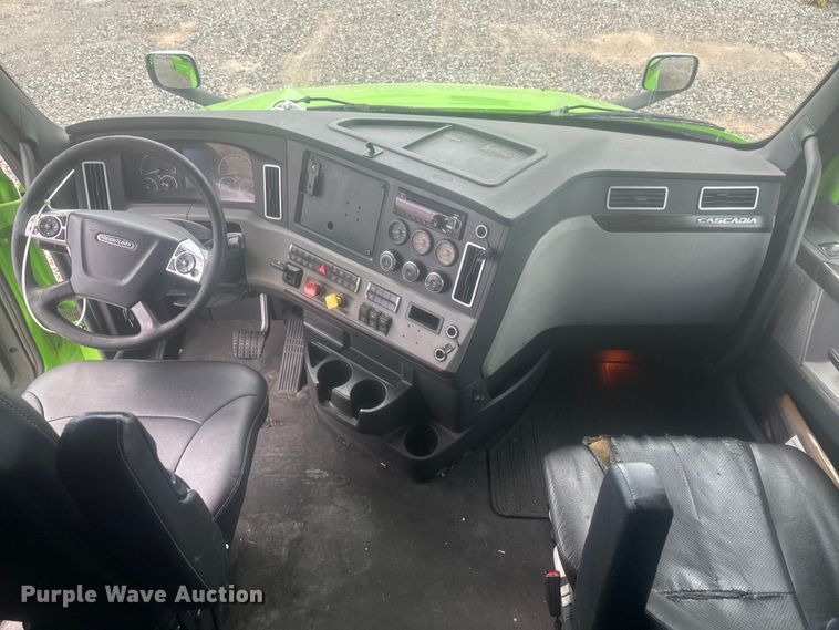 image for item YA3318 2019 Freightliner Cascadia semi truck