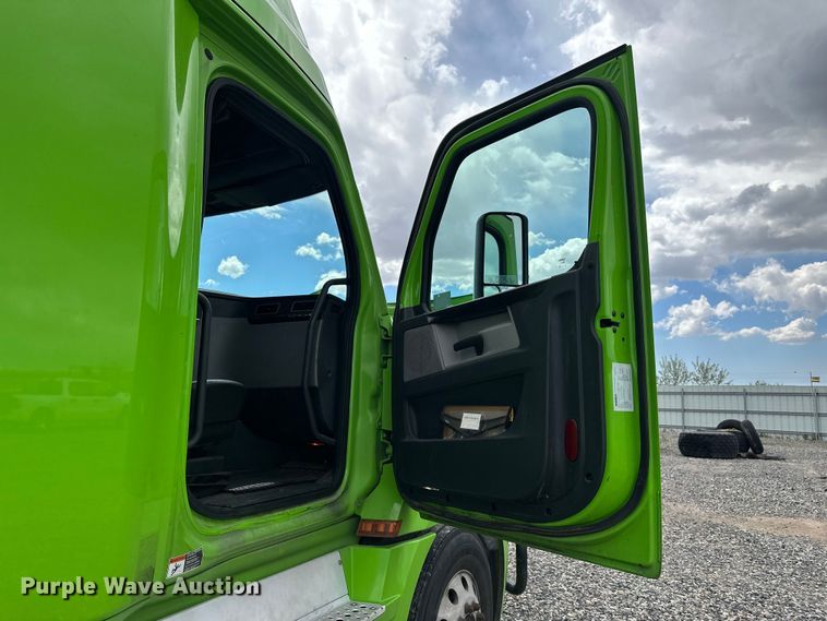 image for item YA3318 2019 Freightliner Cascadia semi truck