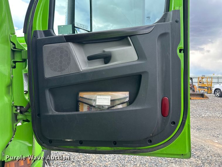 image for item YA3318 2019 Freightliner Cascadia semi truck