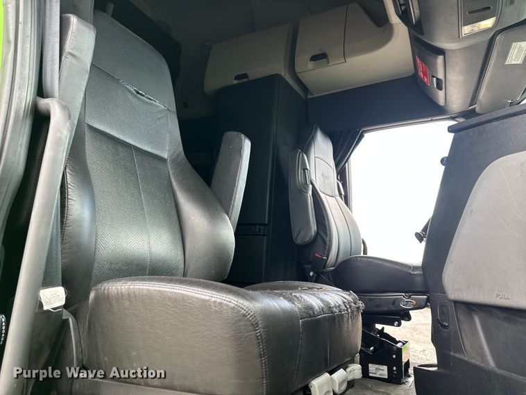 image for item YA3318 2019 Freightliner Cascadia semi truck