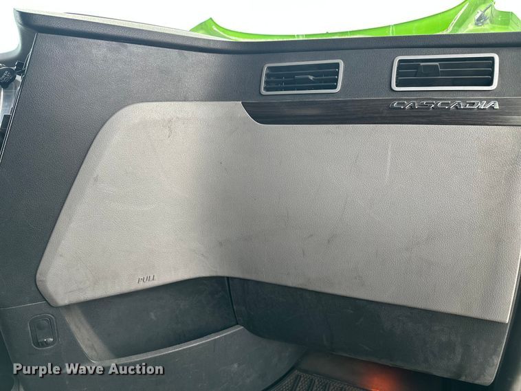 image for item YA3318 2019 Freightliner Cascadia semi truck