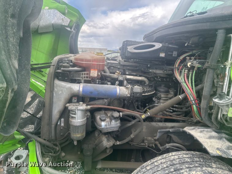 image for item YA3318 2019 Freightliner Cascadia semi truck