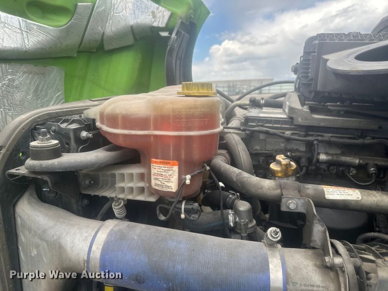 image for item YA3318 2019 Freightliner Cascadia semi truck