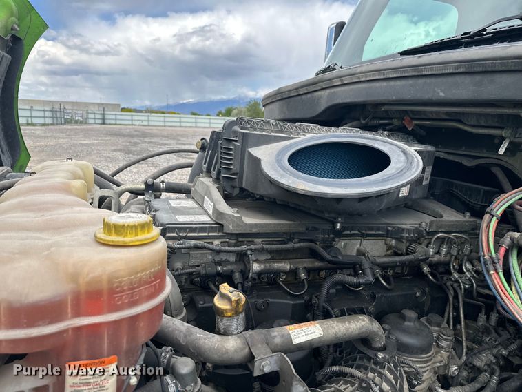 image for item YA3318 2019 Freightliner Cascadia semi truck