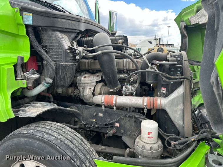 image for item YA3318 2019 Freightliner Cascadia semi truck
