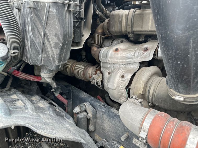 image for item YA3318 2019 Freightliner Cascadia semi truck
