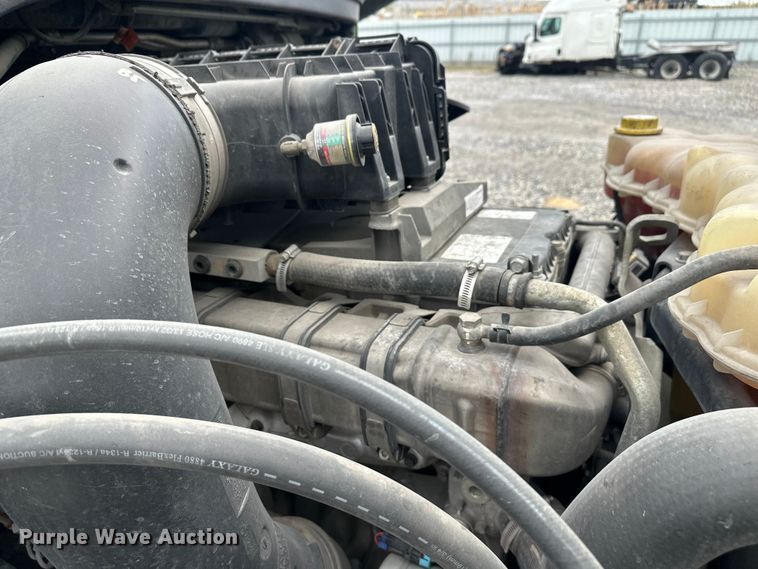 image for item YA3318 2019 Freightliner Cascadia semi truck