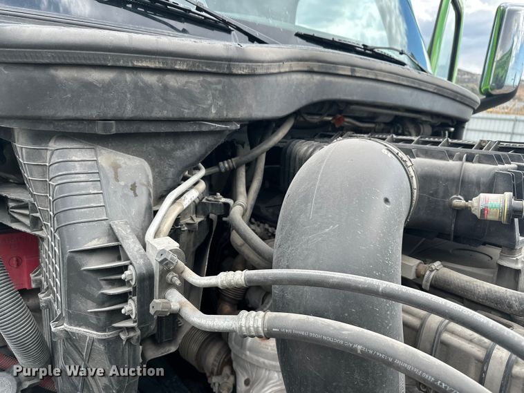 image for item YA3318 2019 Freightliner Cascadia semi truck