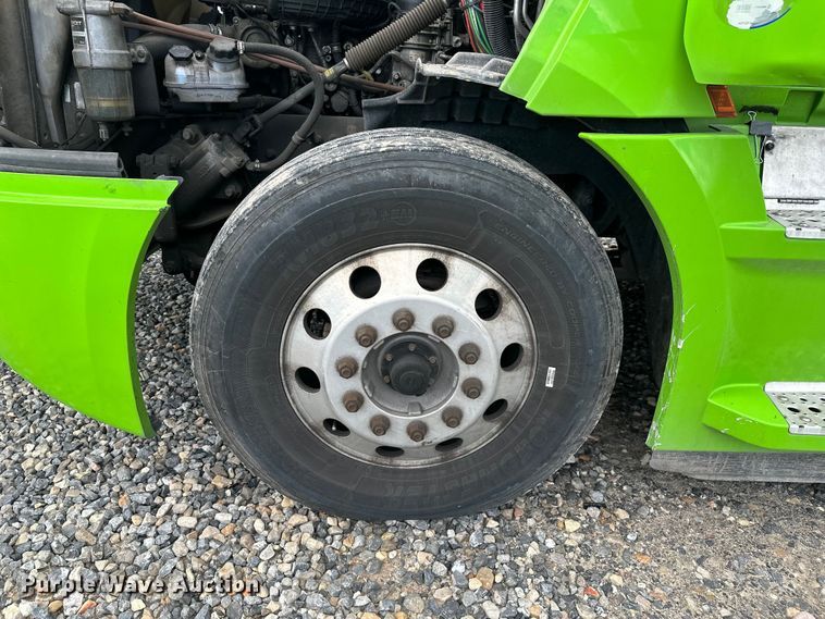 image for item YA3318 2019 Freightliner Cascadia semi truck