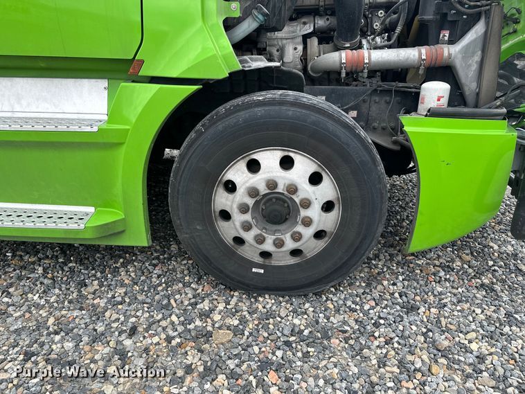 image for item YA3318 2019 Freightliner Cascadia semi truck