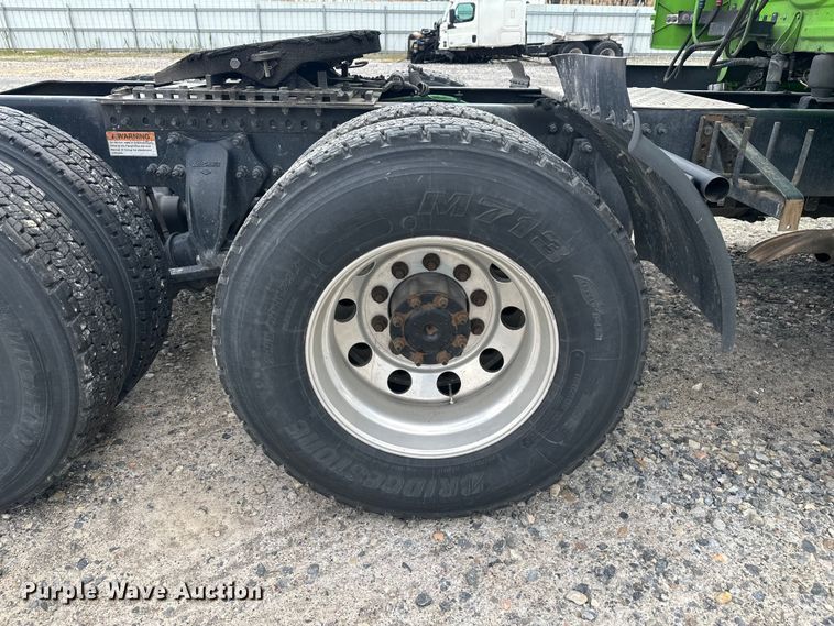image for item YA3318 2019 Freightliner Cascadia semi truck
