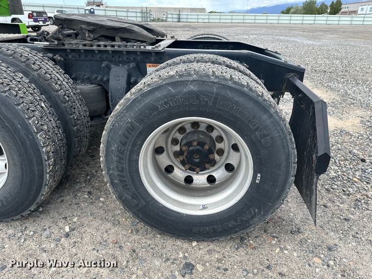image for item YA3318 2019 Freightliner Cascadia semi truck