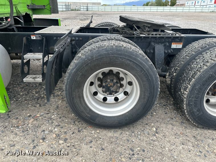 image for item YA3318 2019 Freightliner Cascadia semi truck