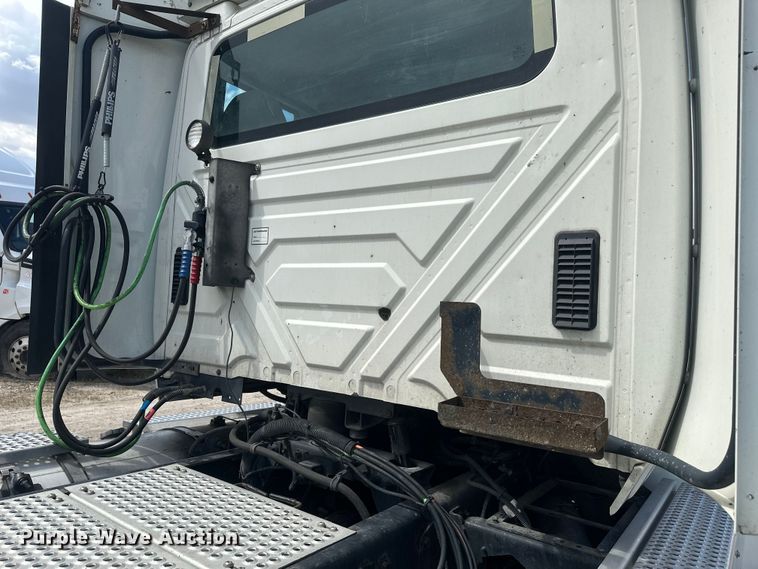 image for item YA3319 2016 International ProStar Plus semi truck