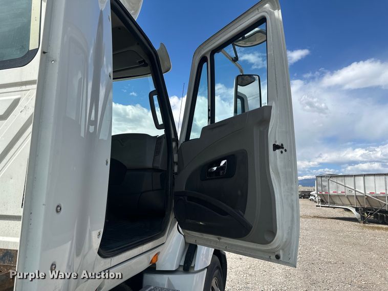 image for item YA3319 2016 International ProStar Plus semi truck