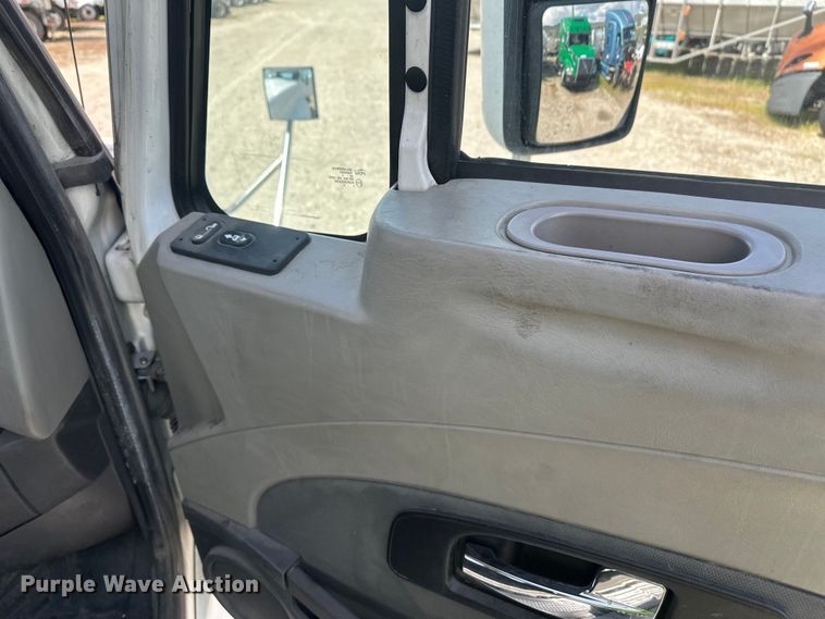 image for item YA3319 2016 International ProStar Plus semi truck