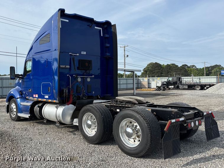 image for item YA3334 2019 Kenworth T680 semi truck