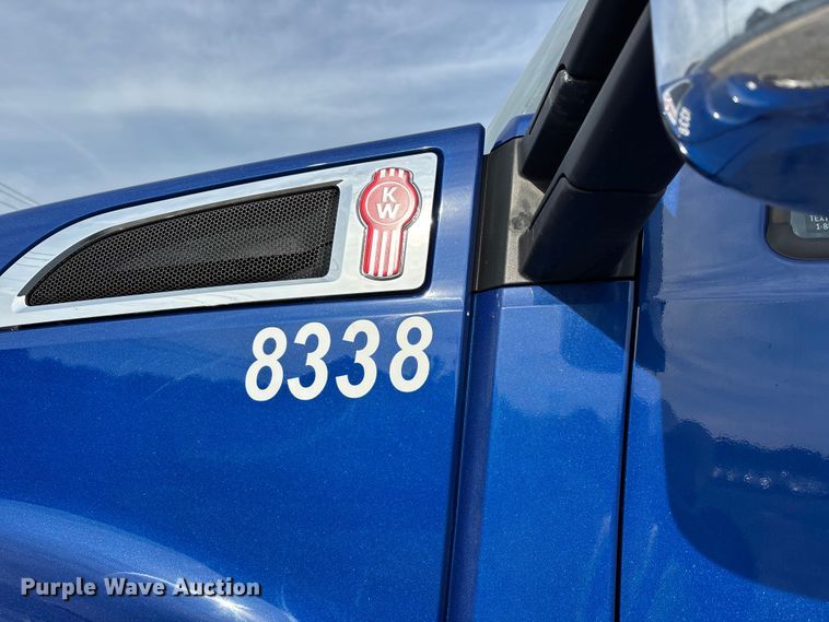 image for item YA3334 2019 Kenworth T680 semi truck