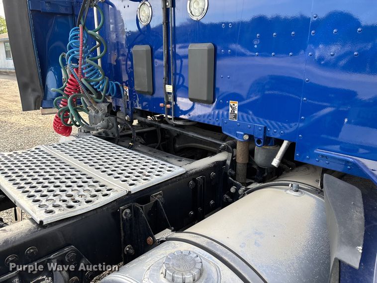 image for item YA3334 2019 Kenworth T680 semi truck