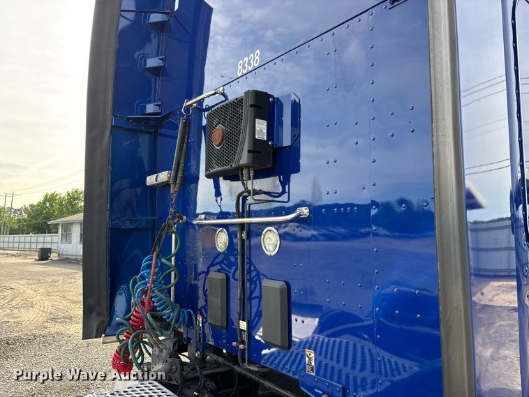 image for item YA3334 2019 Kenworth T680 semi truck