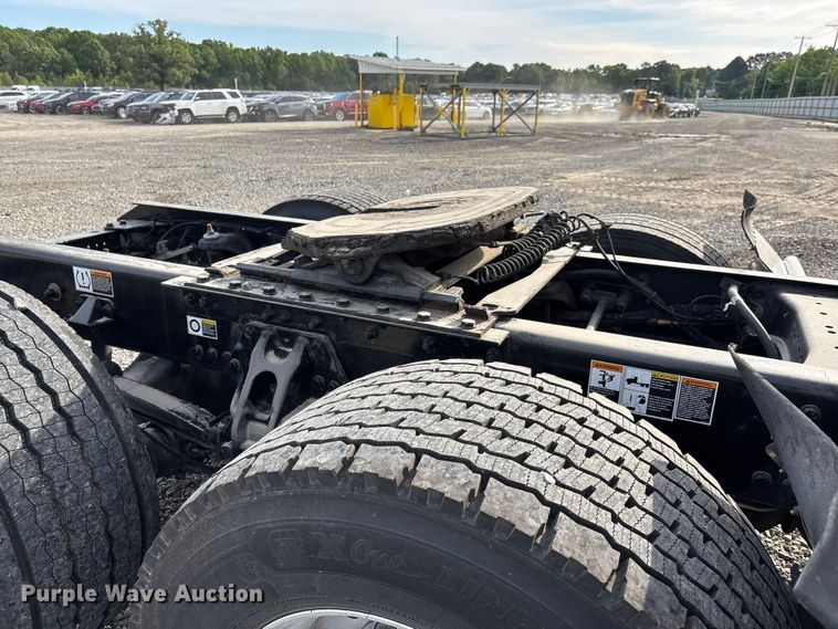 image for item YA3334 2019 Kenworth T680 semi truck