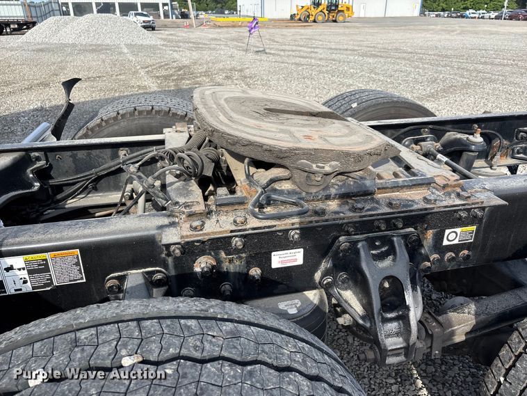 image for item YA3334 2019 Kenworth T680 semi truck