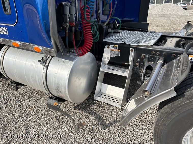 image for item YA3334 2019 Kenworth T680 semi truck