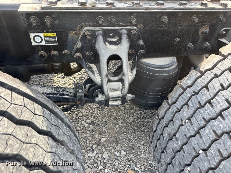image for item YA3334 2019 Kenworth T680 semi truck