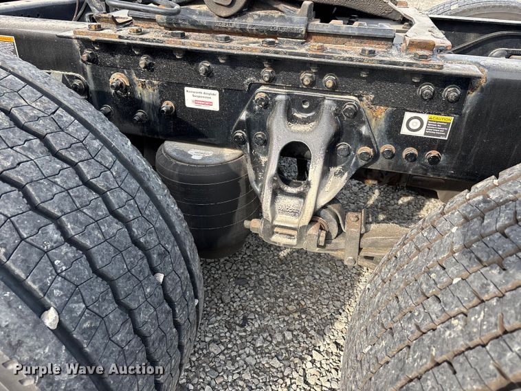 image for item YA3334 2019 Kenworth T680 semi truck