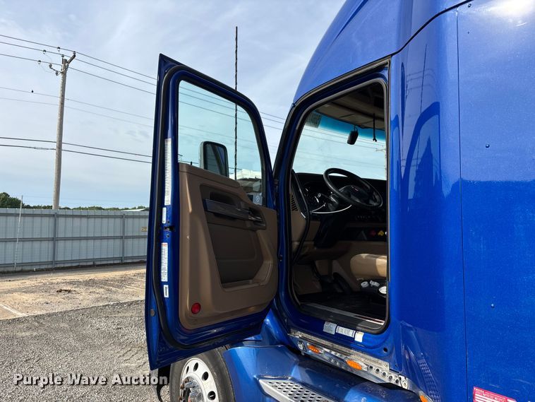 image for item YA3334 2019 Kenworth T680 semi truck