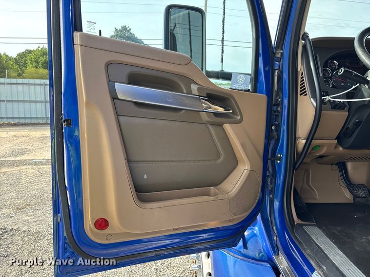 image for item YA3334 2019 Kenworth T680 semi truck