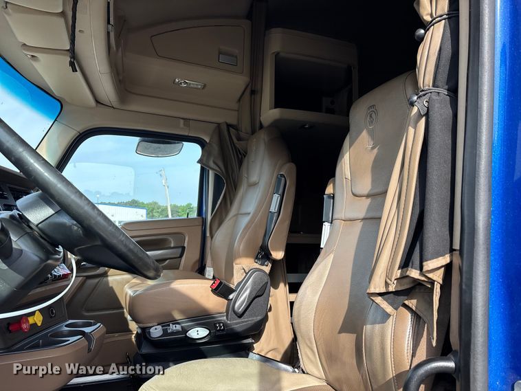 image for item YA3334 2019 Kenworth T680 semi truck