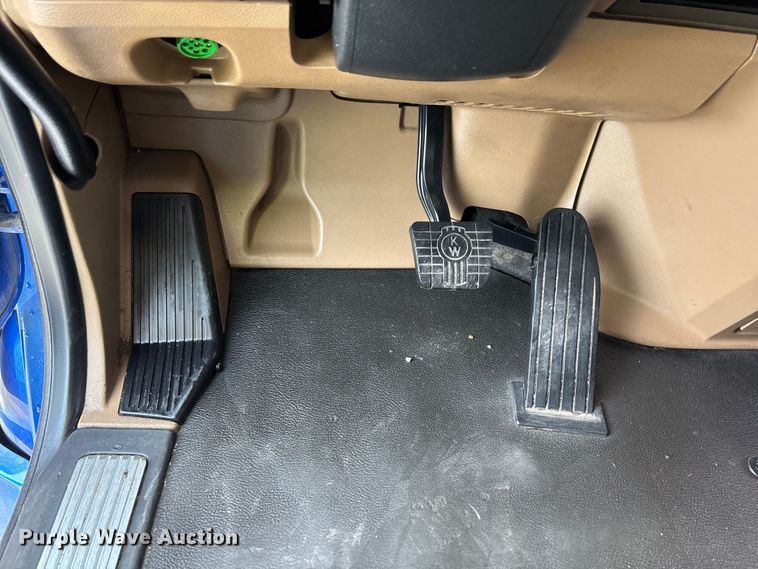 image for item YA3334 2019 Kenworth T680 semi truck