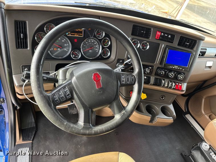 image for item YA3334 2019 Kenworth T680 semi truck