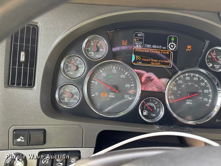 image for item YA3334 2019 Kenworth T680 semi truck