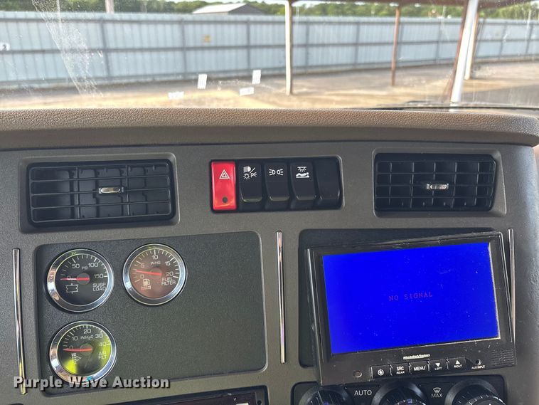 image for item YA3334 2019 Kenworth T680 semi truck